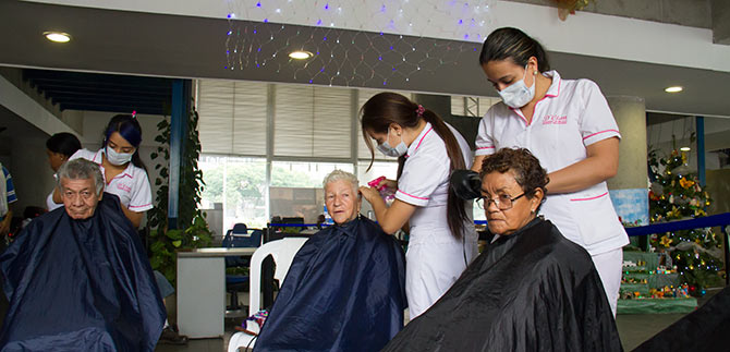 Con nuevo look, adultos mayores se alistan para recibir la navidad