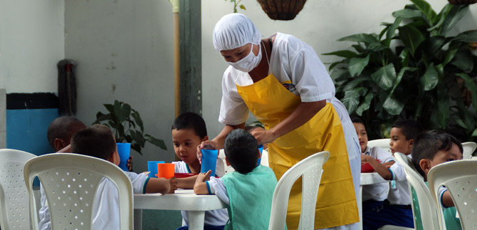 Comunidad  educativa y el PAE efectan control contundente