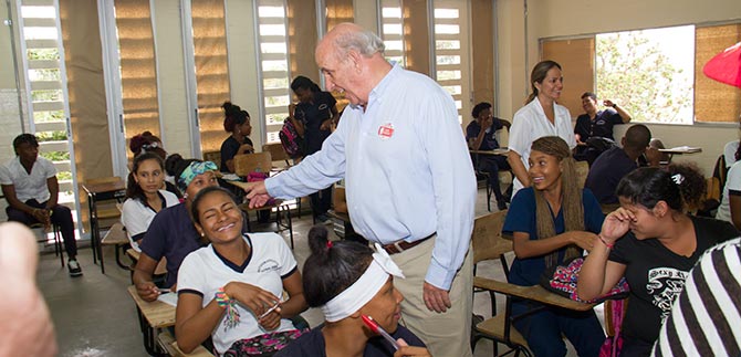 Trabajando duro por  la educacin de los nios de Santiago de  Cali