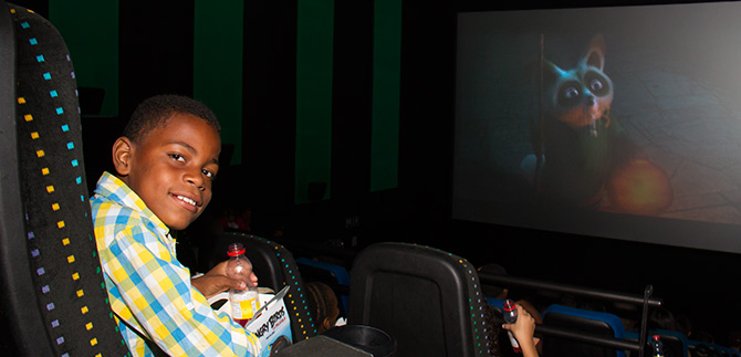 EMRU y Royal Films llevan a cine a 20 niños de El Calvario