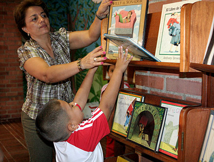 Nios del grado primero disfrutan de la lectura en la Biblioteca Infantil