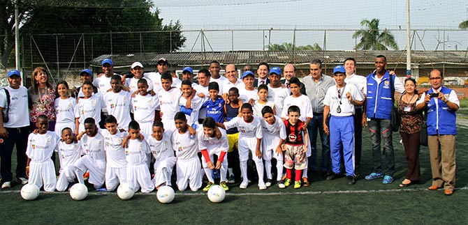 Cocacola Femsa incentiva el deporte con donacin de balones en Cali