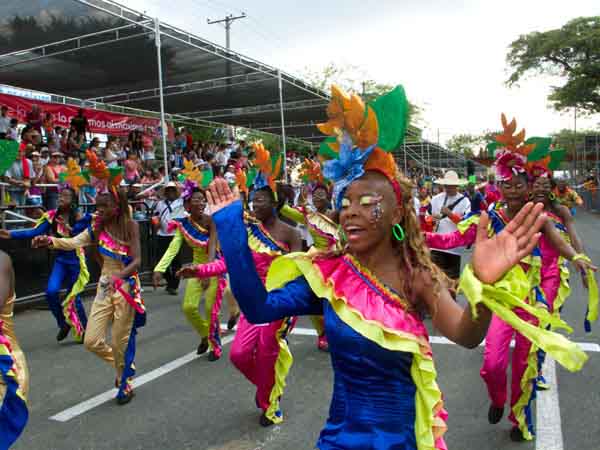 Comparsas sobre la cale�idad, con pandebonos, alfe�iques, guarapo y los gatos de Tejada