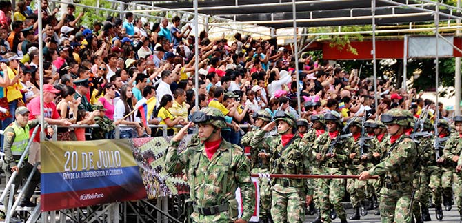 Miles de cale�os llenaron la Autopista Suroriental para disfrutar del desfile militar del 20 de Julio