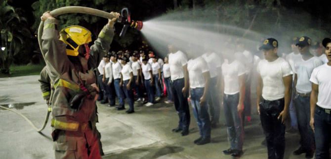 Cien j�venes de comunas TIOS recibieron el bautizo de formaci�n como bomberos