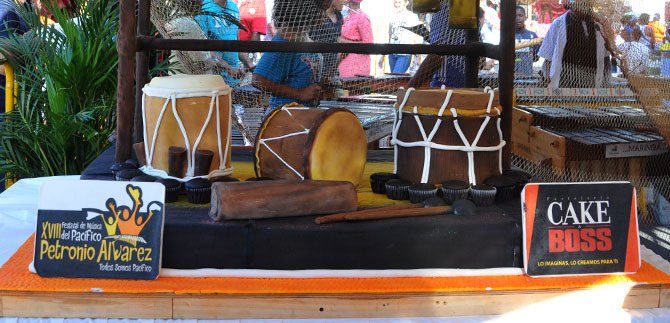 Con torta gigantesca con forma de marimba, El Petronio celebr 18 aos