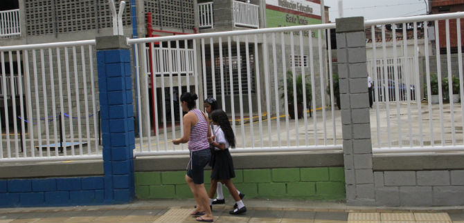 Trnsito ofrece seguridad vial para alumnos de sede educativa Manuela Beltrn
