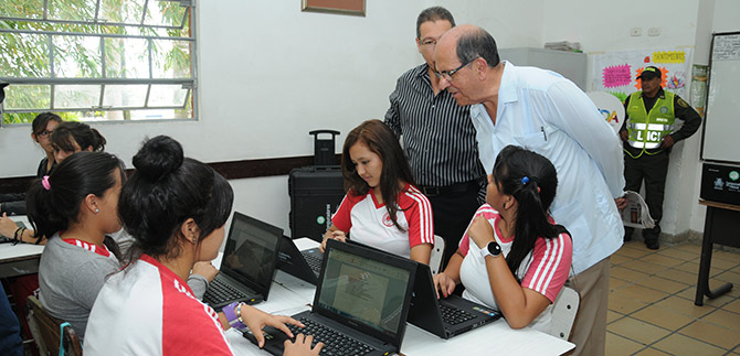 Ms alumnos de colegios oficiales acceden a la educacin digital; llegan 400 porttiles