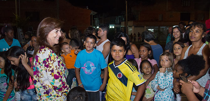 Administracin calea puso a estrenar parques iluminados a habitantes de la comuna 15