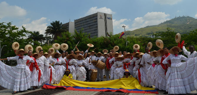 El Grupo Representativo de Danzas del Instituto Popular de Cultura Colombia Folclrica inicia gira internacional representando al pas.