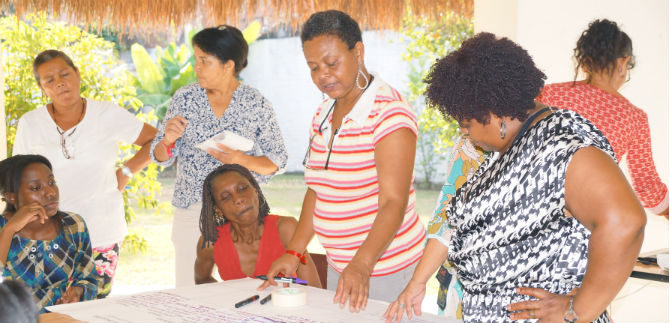 Bienestar certifica a 840 mujeres en artes y oficios