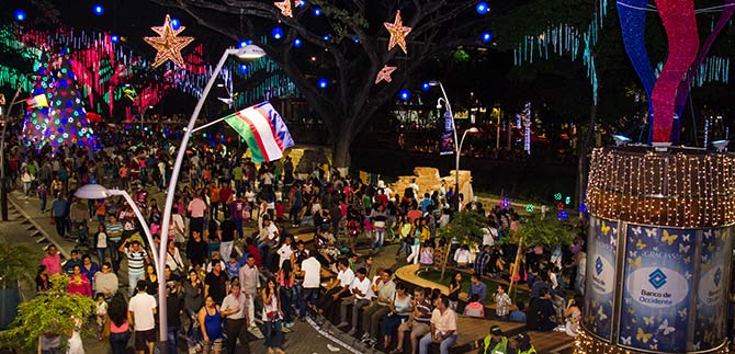 Noche de fiesta con el alumbrado caleo, este mircoles