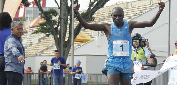Atletas keniatas celebraron en las bodas de plata de la Carrera Internacional Ro Cali