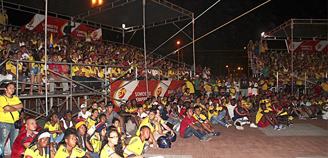 Barrio del autor de la victoria nacional se la goz en pantalla gigante de la Alcalda