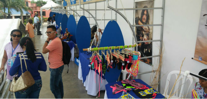 65 emprendedores participaron en encuentro comercial de la comuna 13