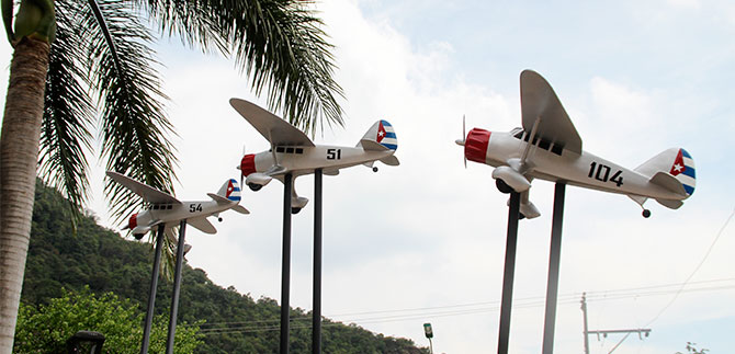 Alcalda de Cali y escuela de aviacin Emavi homenajearon a pilotos cados en Felidia