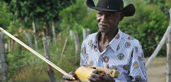Ananas Caniqu, parti con sus violines de guadua