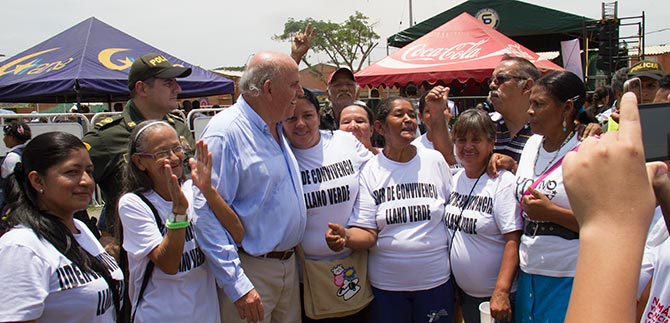 Alcalde Maurice Armitage dialog con los habitantes de la Comuna 15