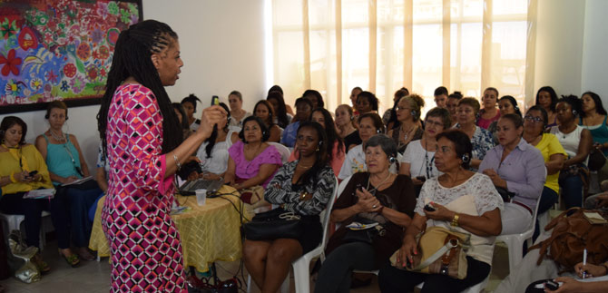 Casa Matria recibi a Avis Jones Deweeber en conversatorio para mujeres lideresas