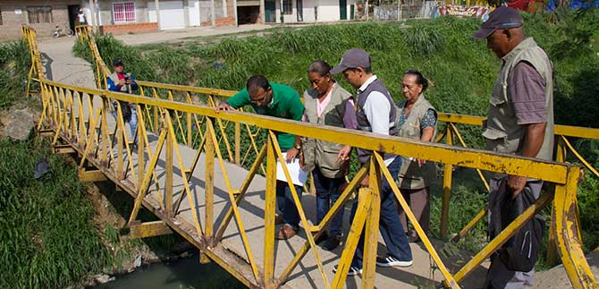 Mal uso de puente peatonal llev a su desplome