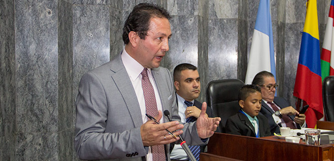 Secretario Silvio L�pez escucha a los ni�os en el Concejo de Cali