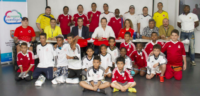 Ni�os hinchas del Am�rica recibieron camisetas oficiales para formar parte de las barras