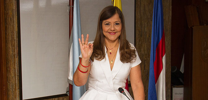 Una mujer llega a la Subsecretaria para la Gestin y Administracin de los Recursos Educativos en Cali