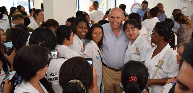 450 mujeres cabeza de familia, primeras beneficiadas del convenio, Administraci�n y Fundaci�n Singer