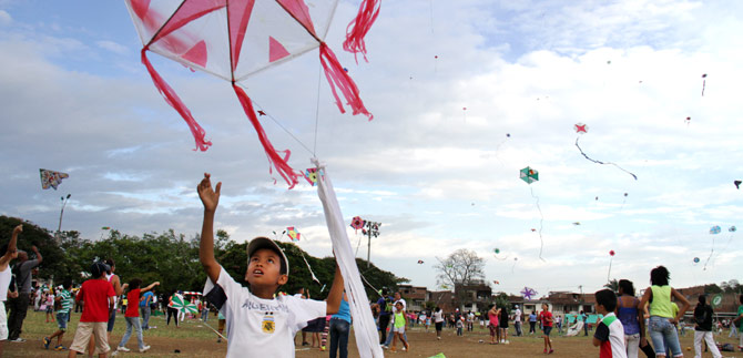 Disfruta de la temporada de vientos y cometas, con seguridad