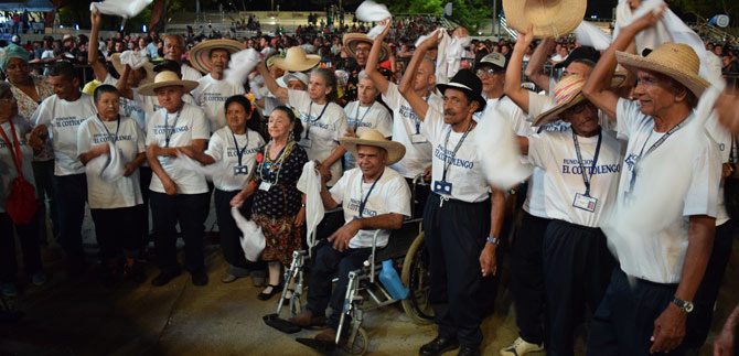 Los abuelos de la Fundacin Cottolengo disfrutaron del Petronio lvarez