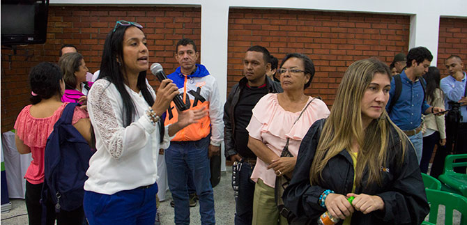 Se socializ� nueva estrategia y encuesta en la comuna 9