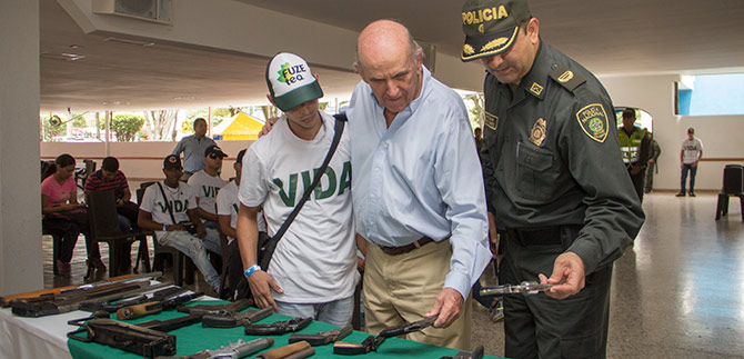 40 j�venes pertenecientes a pandillas entregaron  armas y le apuestan  a tener un mejor futuro