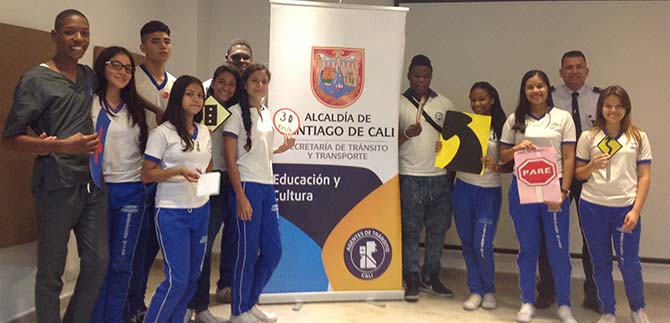 Jvenes de la Comuna 13 se forman como promotores de seguridad vial y cultura ciudadana
