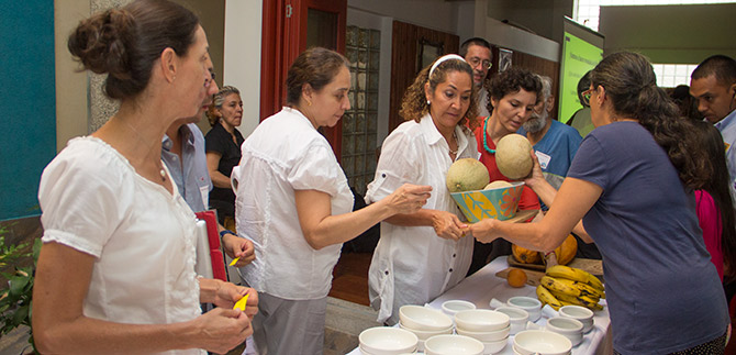 En San Antonio se fomenta el dilogo con ensalada de frutas
