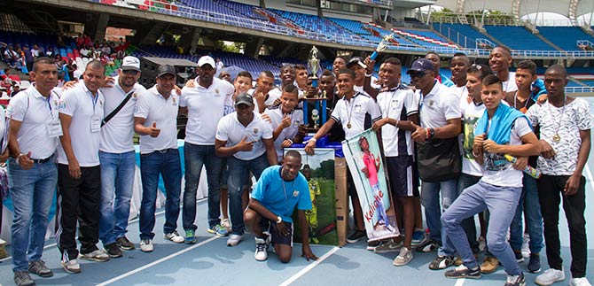 El pitufo de vila, entrenador campen en dos categoras en la Copa de Ftbol Alcalda de Cali