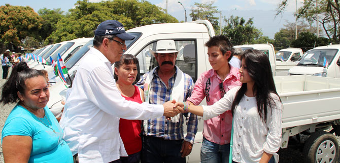 Mandatario caleo refrenda compromiso al completar 60 camionetas entregadas a carretilleros