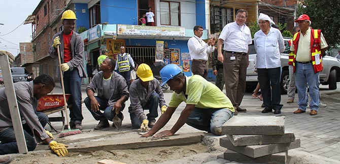 En pavimentaci�n con adoqu�n trabajan inicialmente 15 j�venes de Mojica