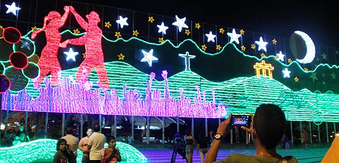Luminoso mural navideo adorna el parque Panamericano de Cali