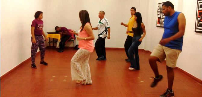 Competidores de los Juegos Acord en Cali reciben clases de salsa