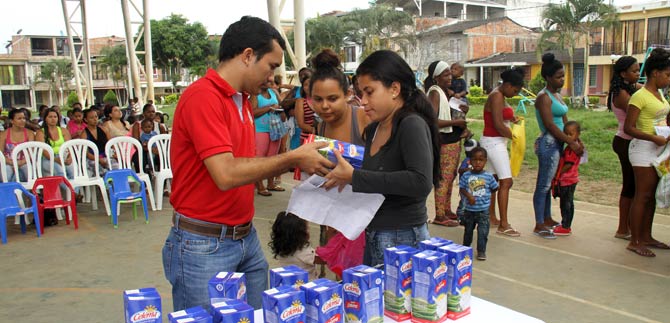 Nios del Plan Jarilln de Cali recibieron un vaso de leche diario