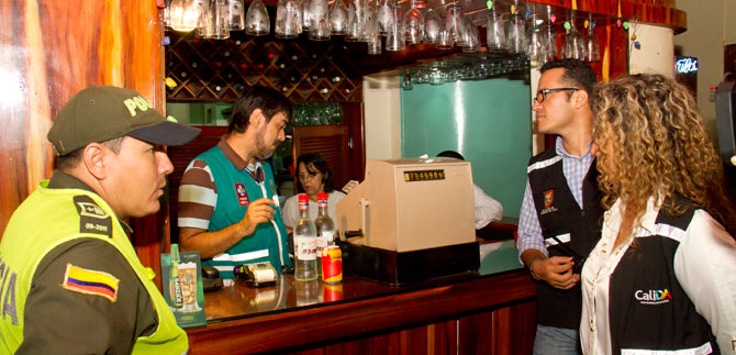 Autoridades hallan licor adulterado en operativo a establecimientos nocturnos