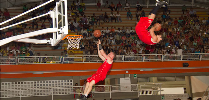 Nios de Centros de Iniciacin Deportiva disfrutaron con Los Reyes de la Gravedad