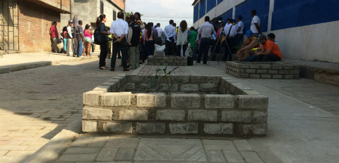 Pavimentacin con adoquines y construccin de vas, realizaciones en la comuna 15