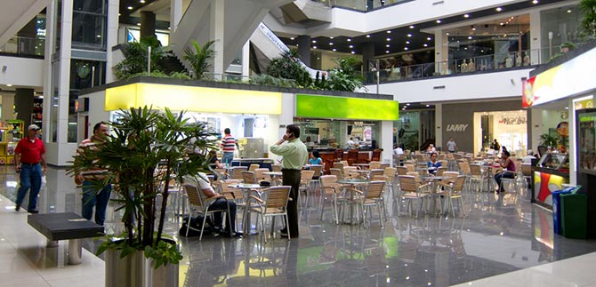 Este sbado en el Centro Comercial Centenario, Vitrina Literaria