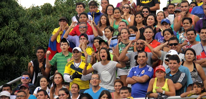 Asistentes animan a los deportistas en el Mundial de Rugby Subacutico