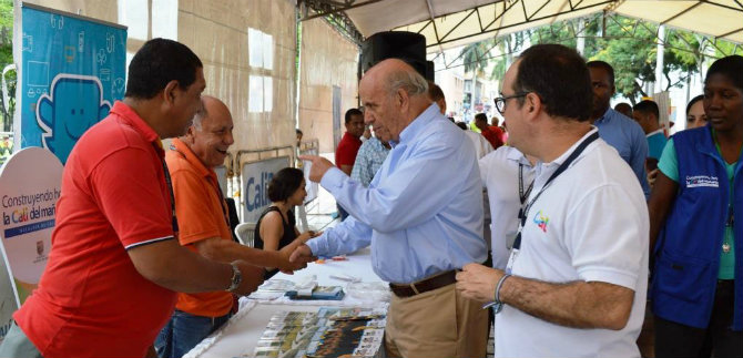 Alcalde electo visit la Feria de Servicios en el CAM
