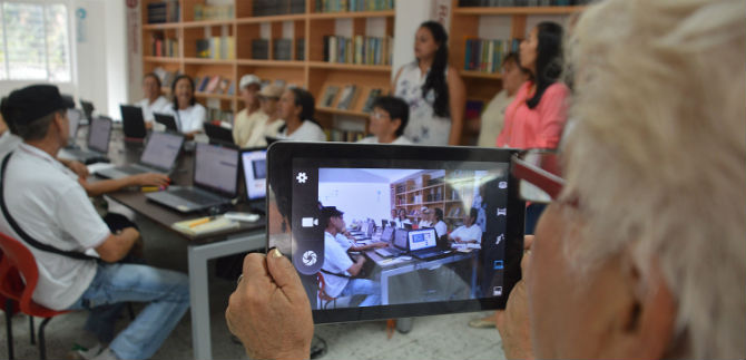 Nios y adultos mayores, gomosos de la tecnologa, en la Red de Bibliotecas