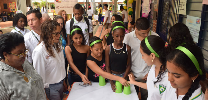 Con vasos sonoros, estudiantes caleos endulzaron los odos de la Ministra de Educacin