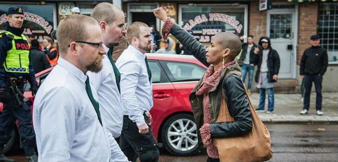 Valiente mujer negra cale�a desafi� al racismo y a la discriminaci�n ante los ojos del mundo