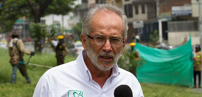 Director del Dagma supervisa labores de corte de c�sped